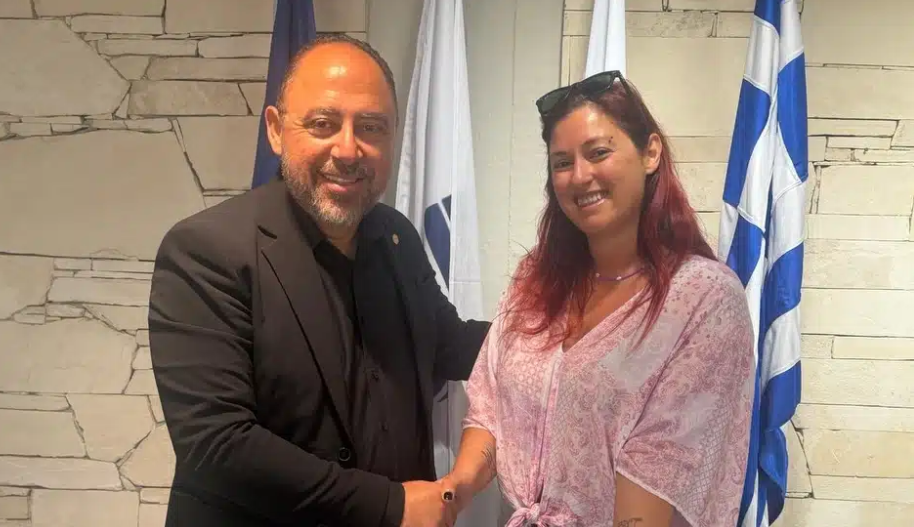 Τουρίστρια λάτρεψε την Κύπρο και έκανε τατουάζ το λογότυπο του Δήμου Παραλιμνίου – Δερύνειας [εικόνες]